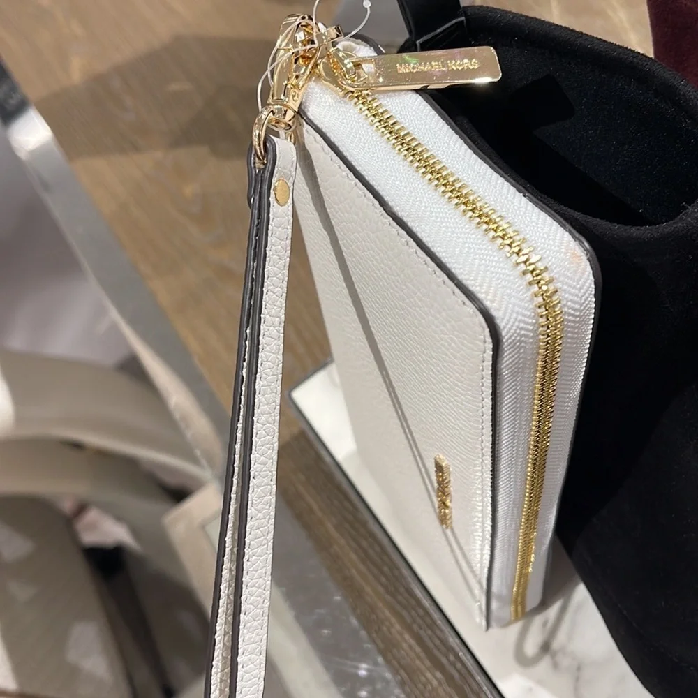 MICHAEL KORS LARGE TRAVEL CONTINENTAL WRISTLET WALLET OPTIC WHITE COLOR